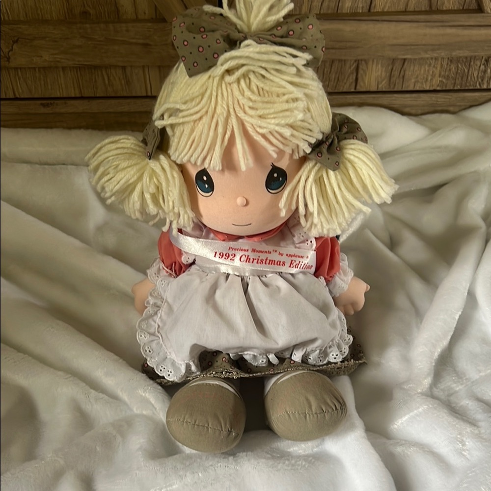 Vintage 1992 precious moments Christmas edition doll